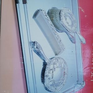 Vanity Hairstyling Set.